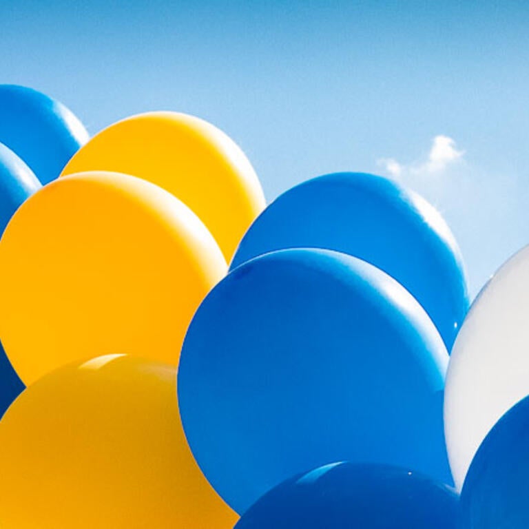 A colorful balloon arch that features the UCR school colors of blue and gold.