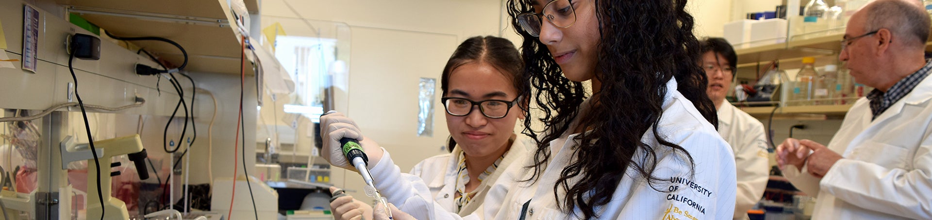 Amber and Merrett in the lab (c) UCR/CNAS