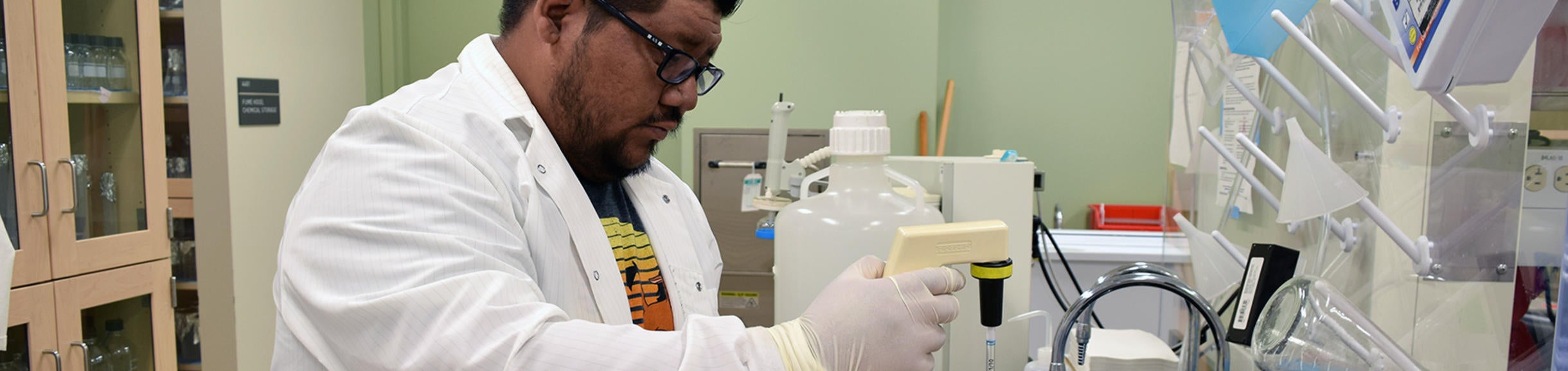 Jeffrey doing an experiment (c) UCR/CNAS