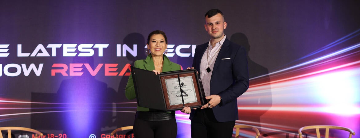 Emil Shirokikh Receiving Award at Internet 2.0 Conference