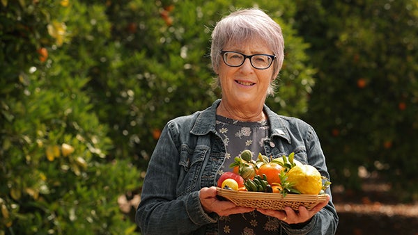 Tracy Kahn presenting a variety of citrus fruits, (c) UCR / Stan Lim