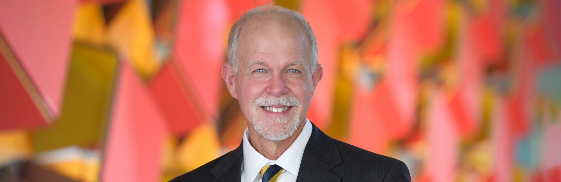 CNAS Interim Dean Peter Atkinson in front of Genomics (c) UCR / Carrie Rosema
