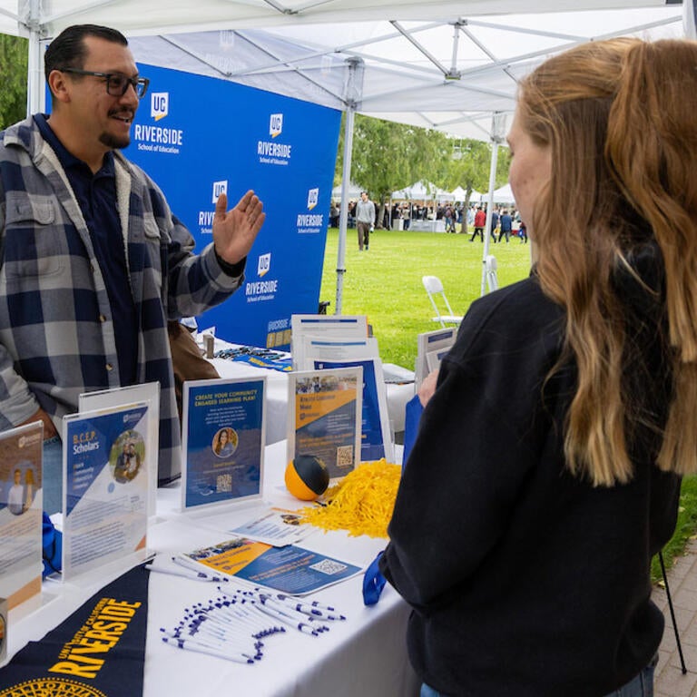 New student speaking with an SOE advisor