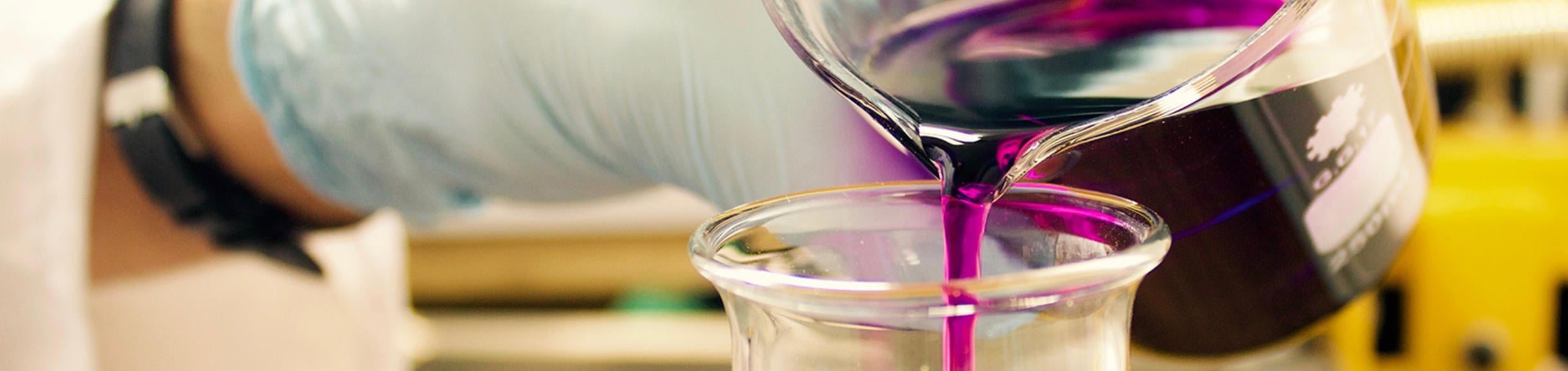 pouring liquid in a beaker (c) Louis Reed 747379 unsplash