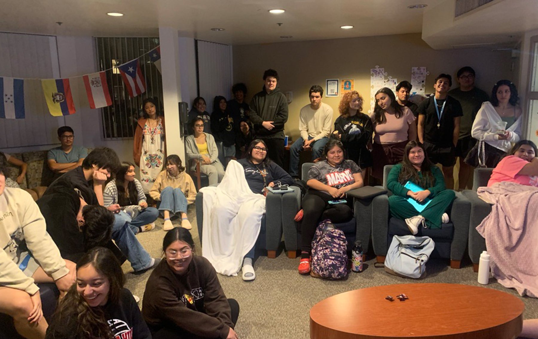 Mundo students group in living room