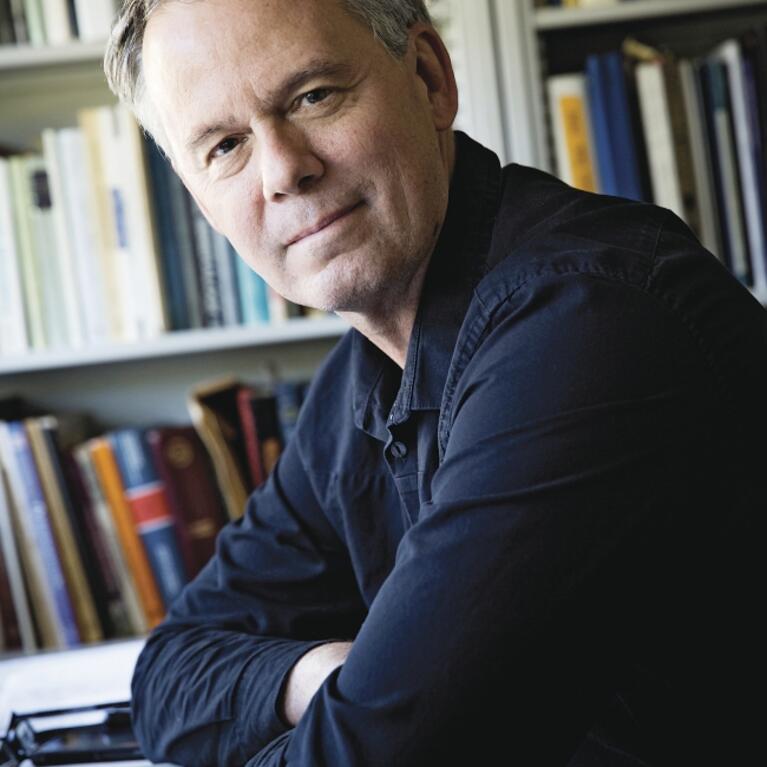 Timothy Lyons, distinguished professor of biogeochemistry, is now even more distinguished as this year’s winner of The Geological Society of America’s prestigious Arthur L. Day medal.