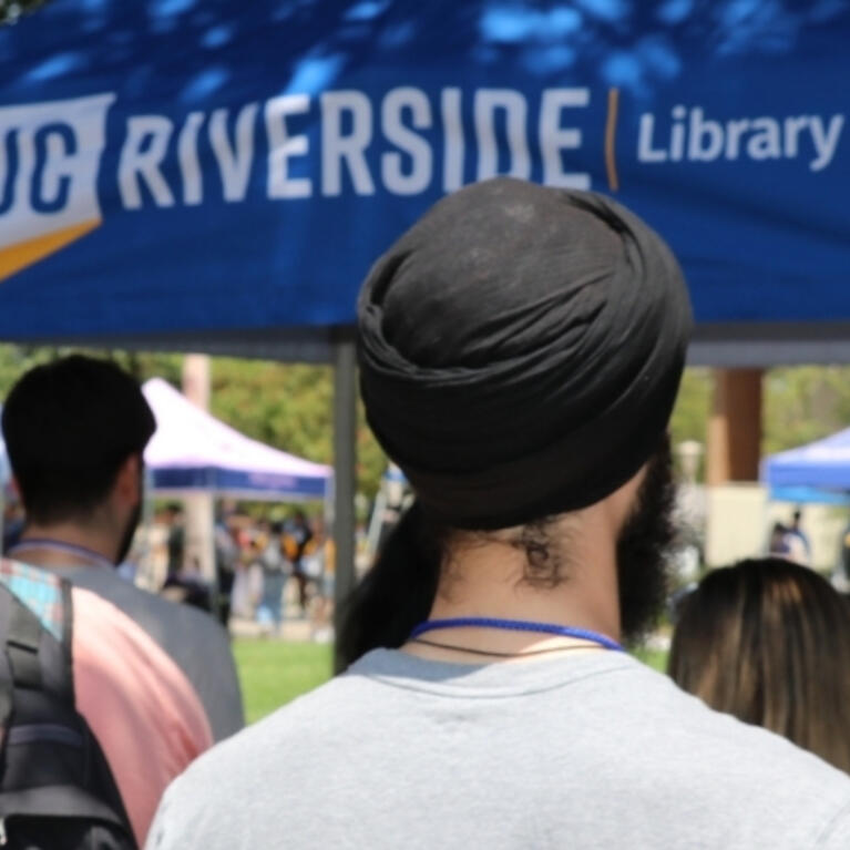 Image of people surrounding the UCR Library tent during Highlander Orientation