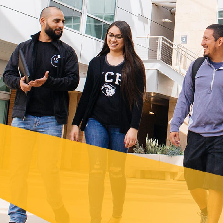 UCR Graduate Open House - Grad students walking on the UCR campus (c) UCR/Stan Lim