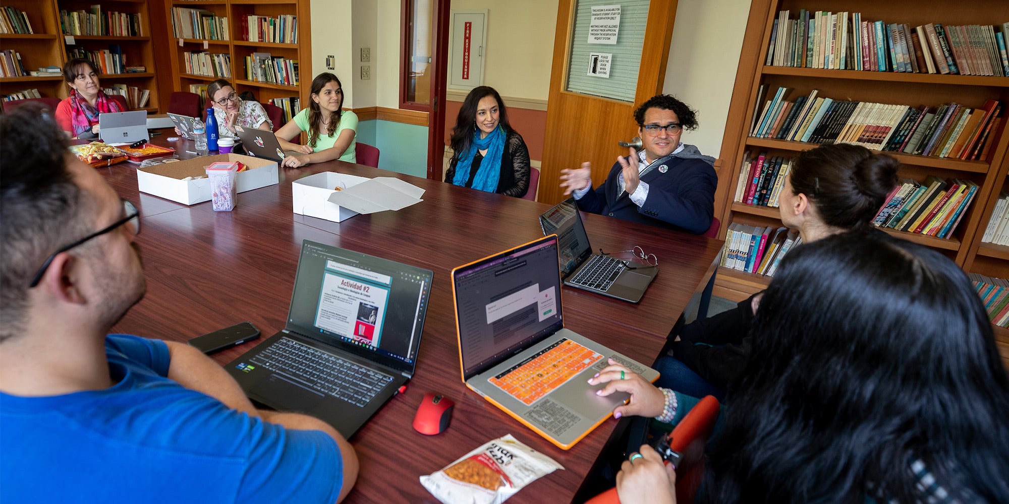 CHASS professors Jorge Leal and Claudia Holguin Mendoza holding a seminar with their grad students