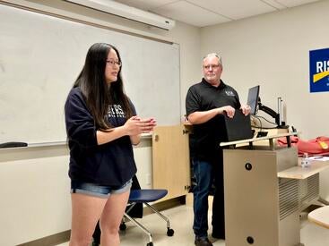 Allison Wang teaching an R'Course class in camous.