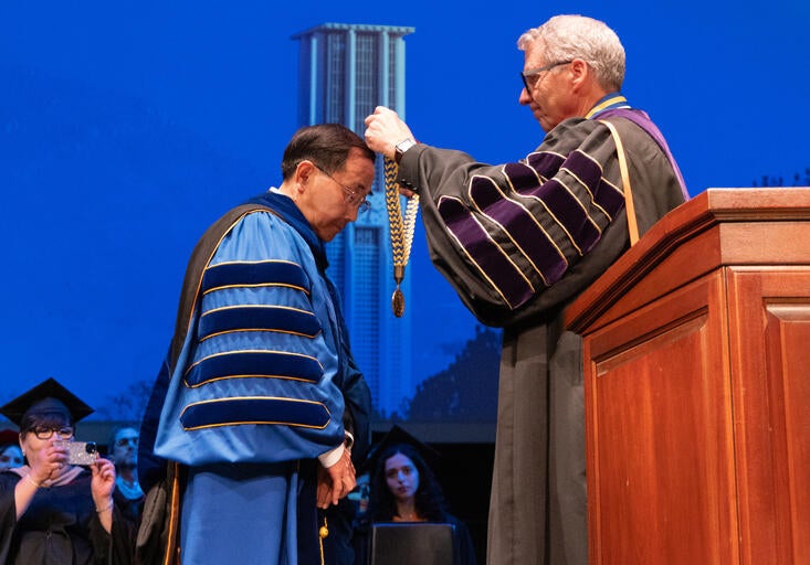 Chancellor Hu receives Chancellor's Medal from President Milliken