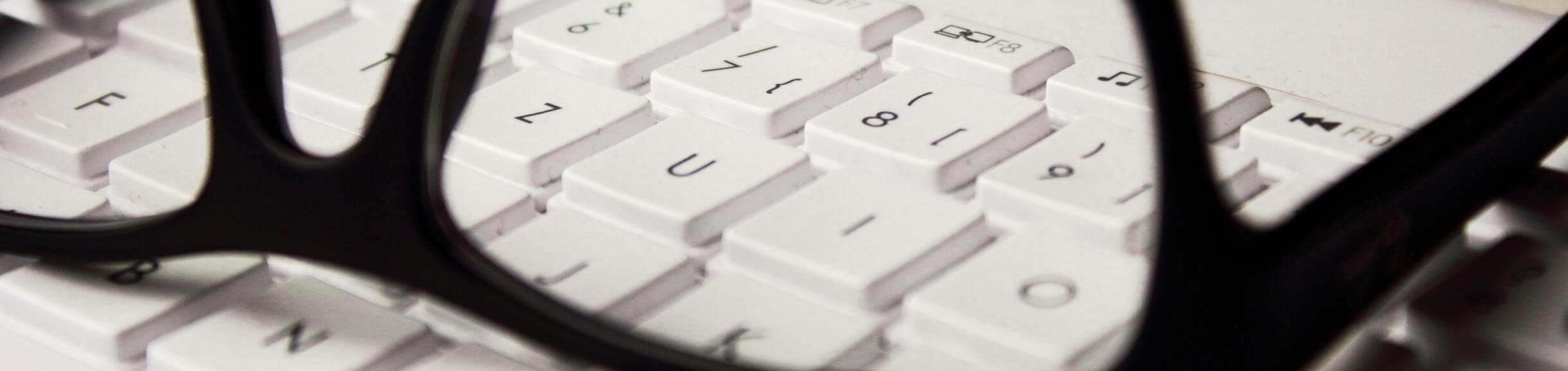 Glasses on keyboard / pixabay.com