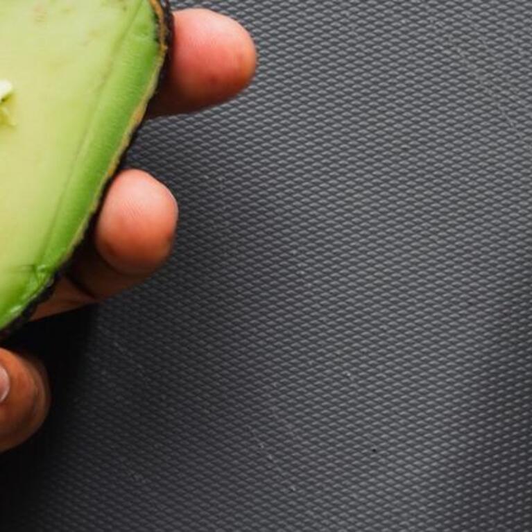 hand holding avocado half (c) Louis Hansel