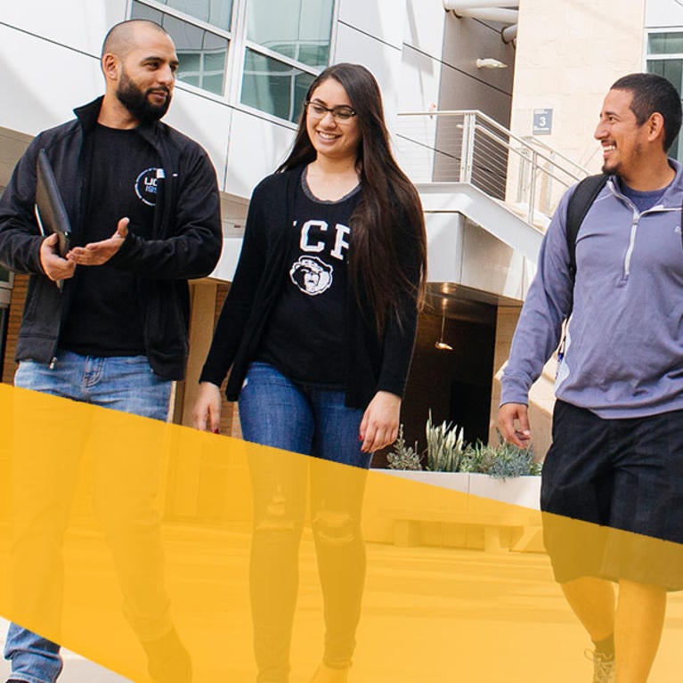 UCR Graduate Open House - Grad students walking on the UCR campus (c) UCR/Stan Lim