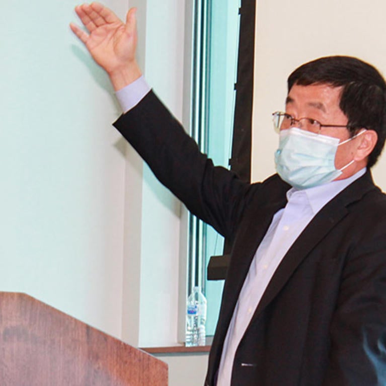 ASUCR Senator Helen Chu '23 and UCR Business Dean Yunzeng Wang