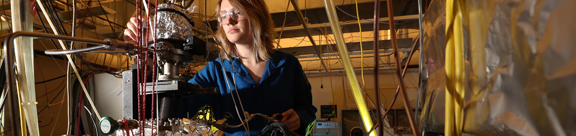 catalysis student in the lab (c) UCR / CNAS