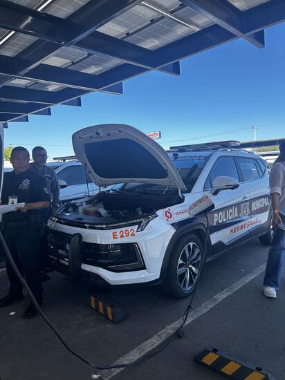 STREAM-ITL students observe an electric vehicle during a site visit to explore sustainable mobility technologies.