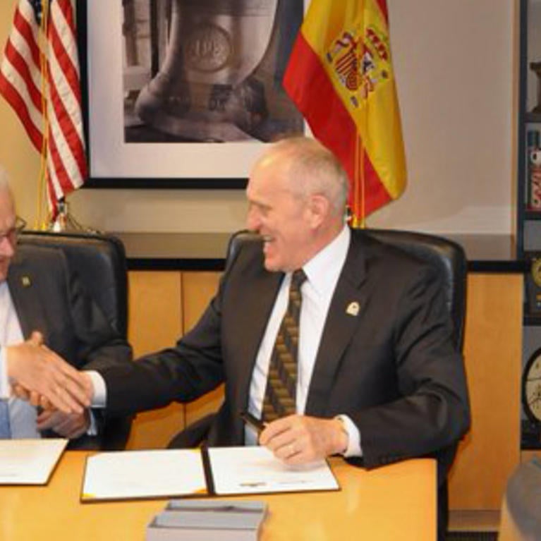 UCR Chancellor Kim Wilcox and Eurosemillas representative shaking hands (c) UCR