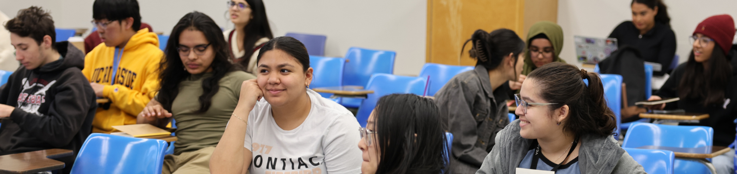 CNAS Learning Community Class With Students Interacting With One Another