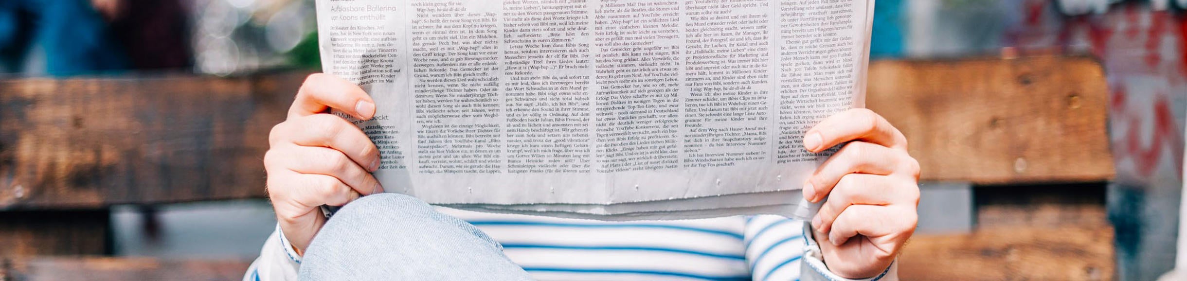 Man reading newspaper on bench / pixabay.com