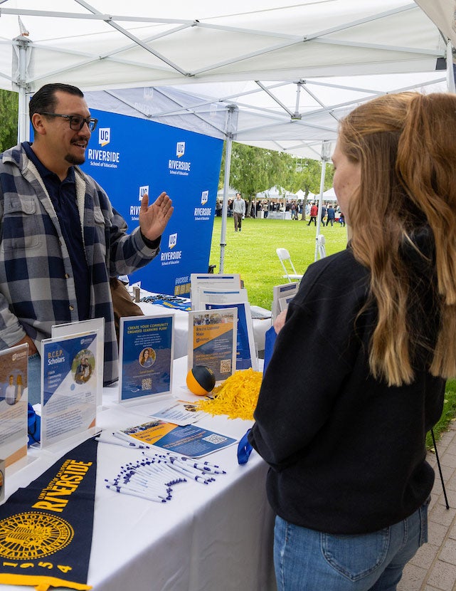New student speaking with an SOE advisor