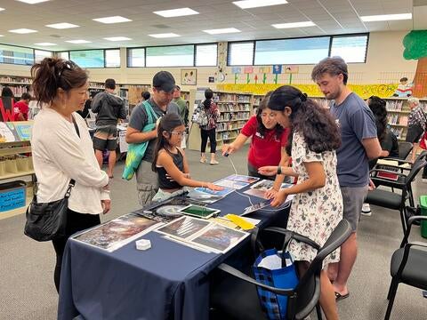 Gabriela Canalizo explains infrared to a child