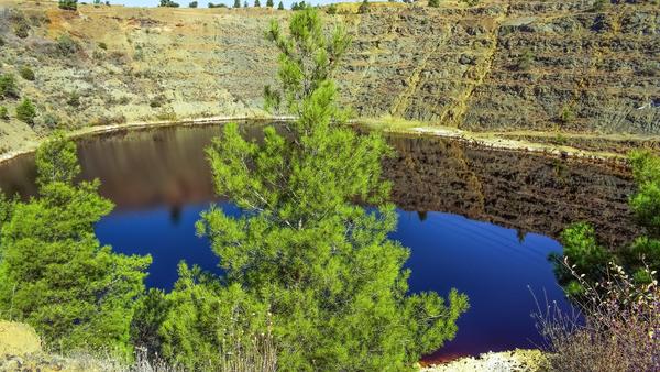 pixabay-acid-lake-2878387_1920