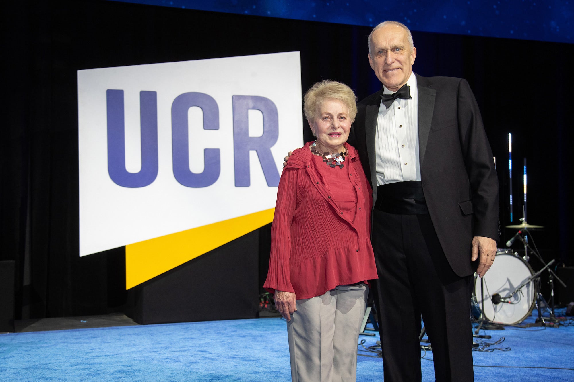 E. Dollie Totaro Wolverton with Chancellor Kim A. Wilcox at the 2025 UCR Honors gala.