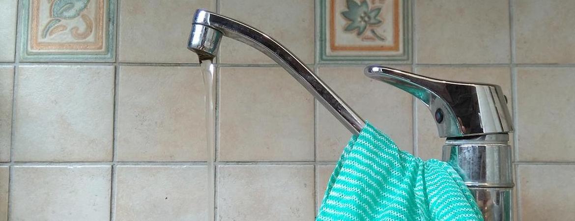 Water running from a kitchen tap