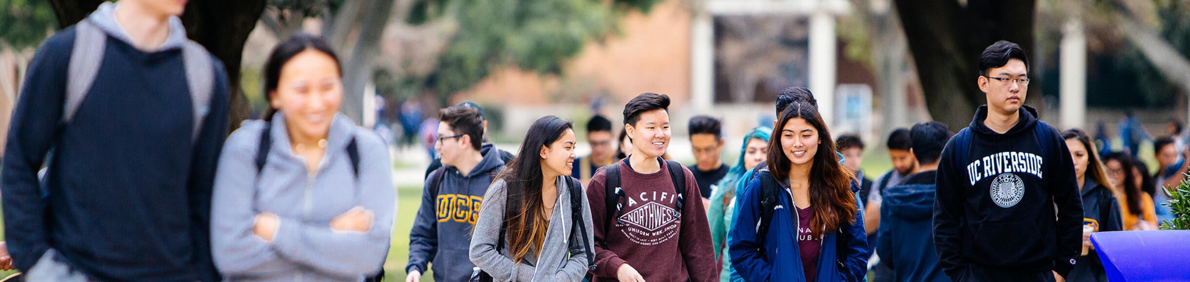 UCR students walking on campus between classes (c) UCR/Stan Lim