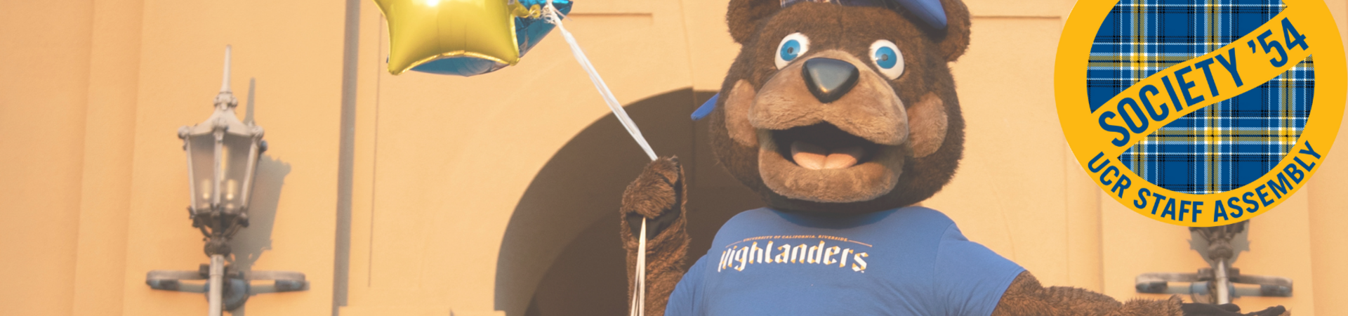 Scotty Highlander holding balloons