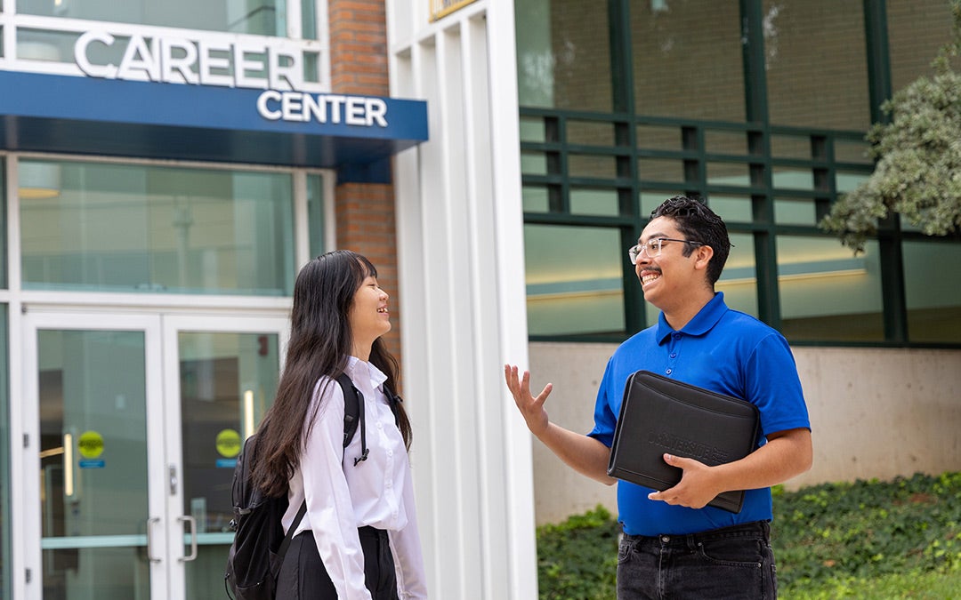 Estudiante de UC Riverside hablando con un consejero del Centro de Carreras