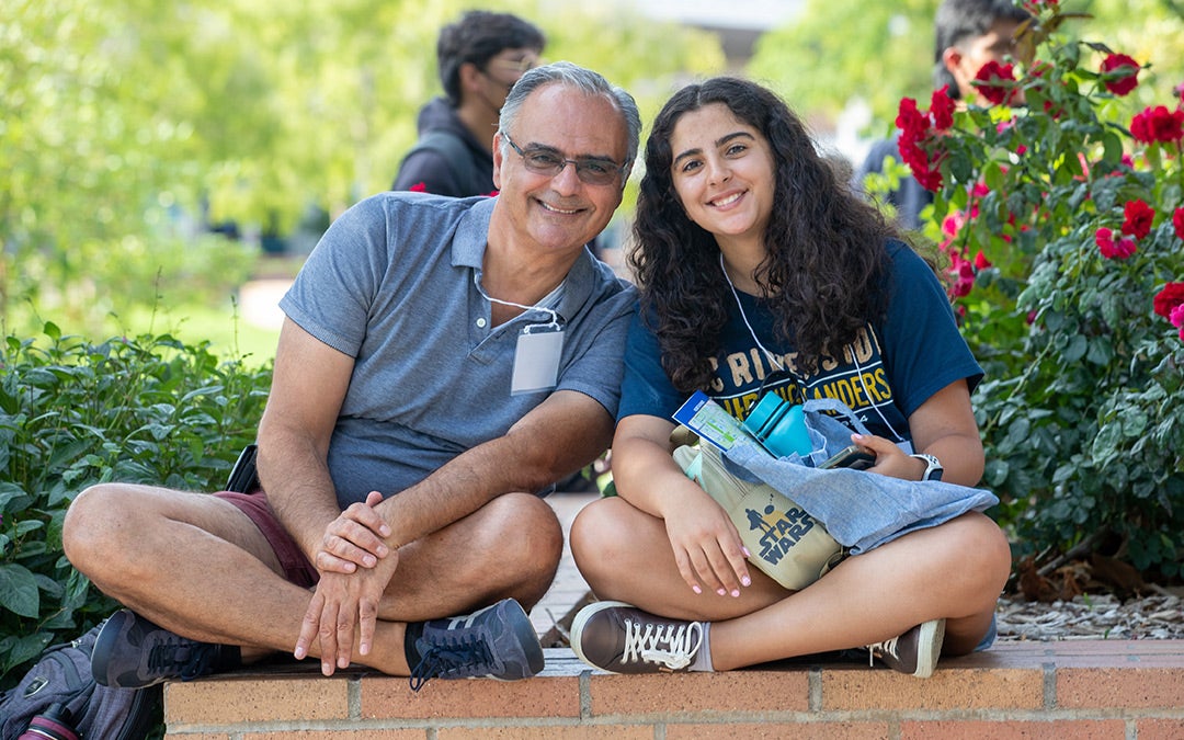 Estudiante admitido de UC Riverside con sus padres en Highlander Orientation