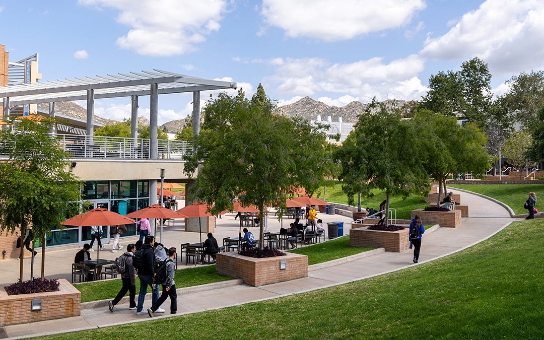 Estudiantes de UC Riverside caminando por el campus