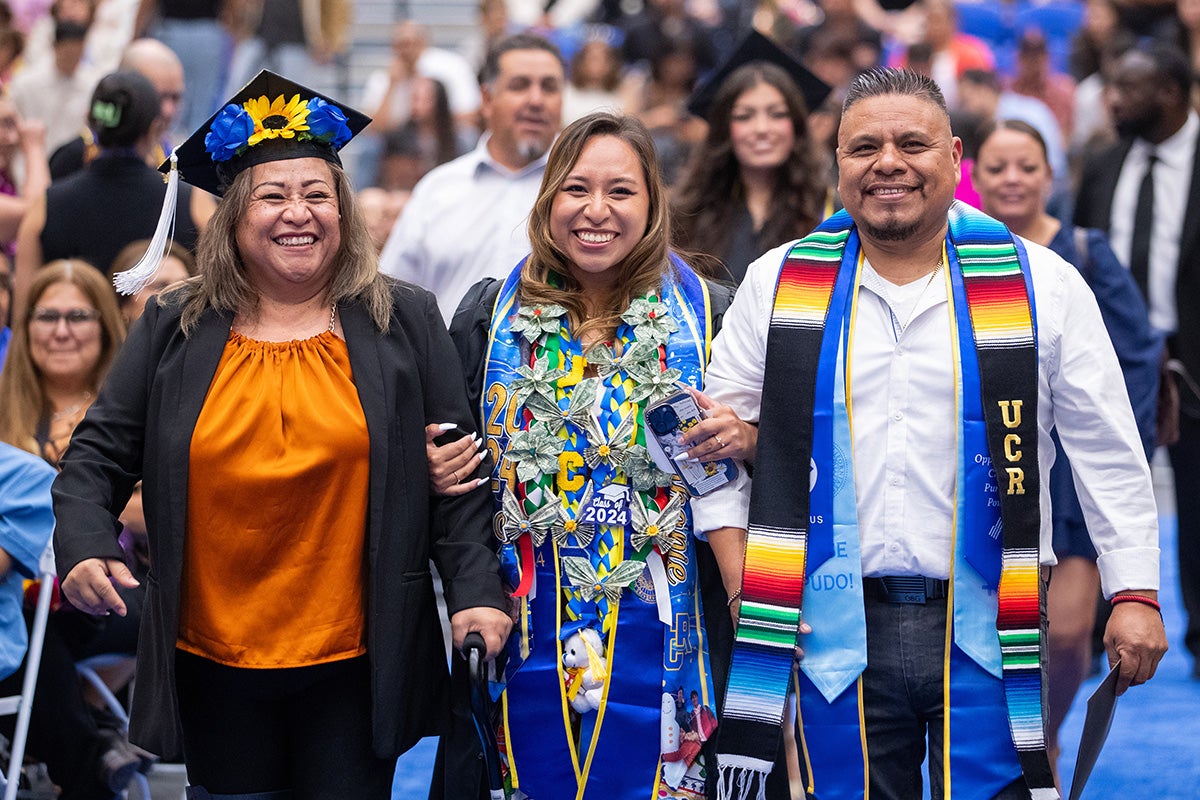 Se gradúa de UC Riverside con sus padres en Raza Grad