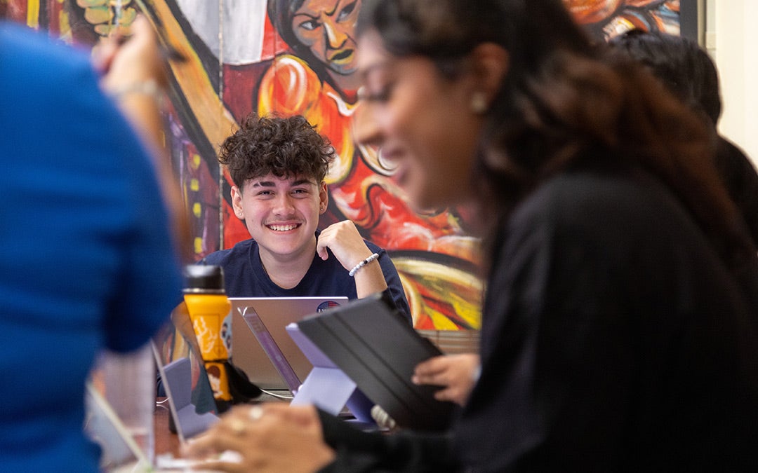 El estudiante se sienta con un grupo de estudio dentro de los Programas de Estudiantes Chicanos (CSP) de UC Riverside
