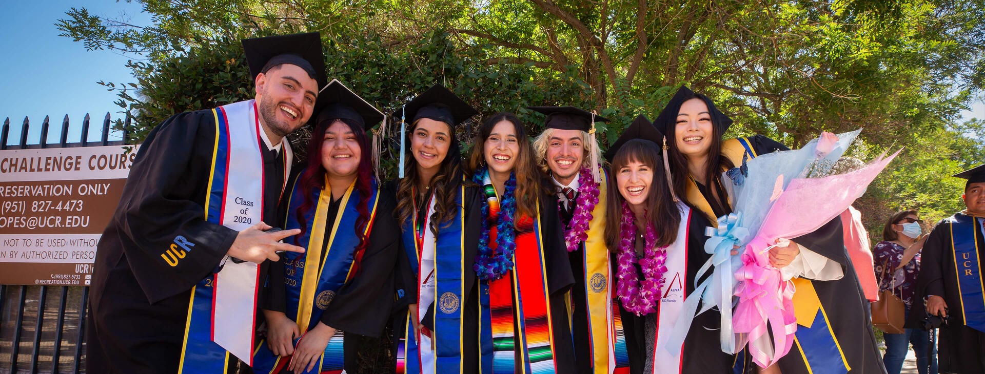 Un grupo de graduados de UC Riverside en Raza Grad