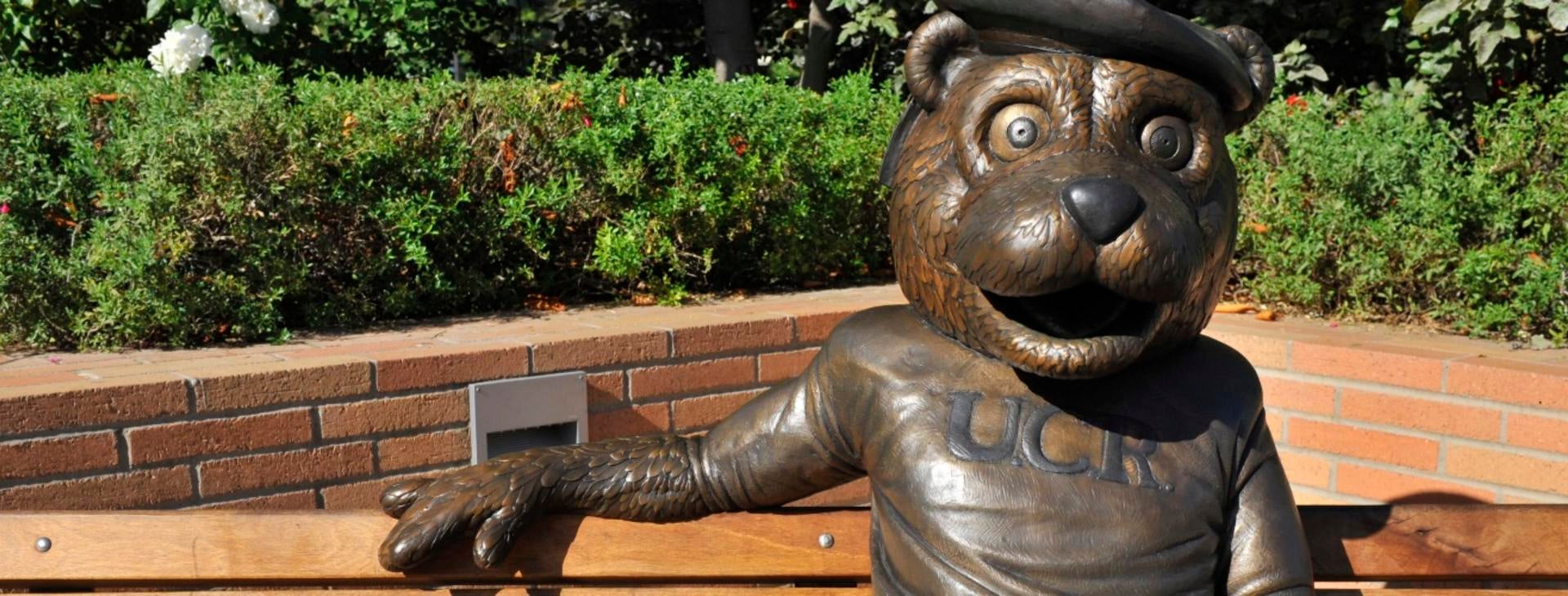 Scotty's statue on the bench