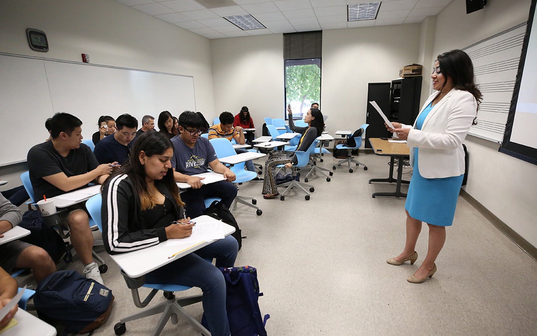 La Dra. Xóchitl C. Chávez con su clase en UC Riverside