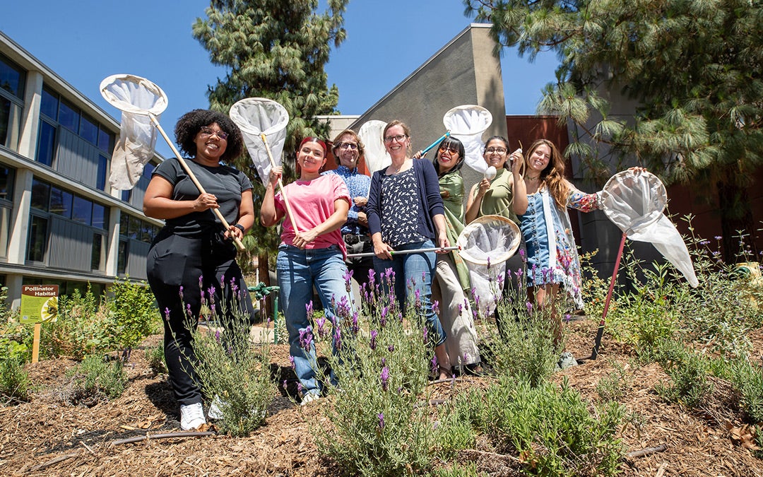 Grupo de investigadores de UC Riverside en el nuevo Jardín de Enseñanza de Entomología
