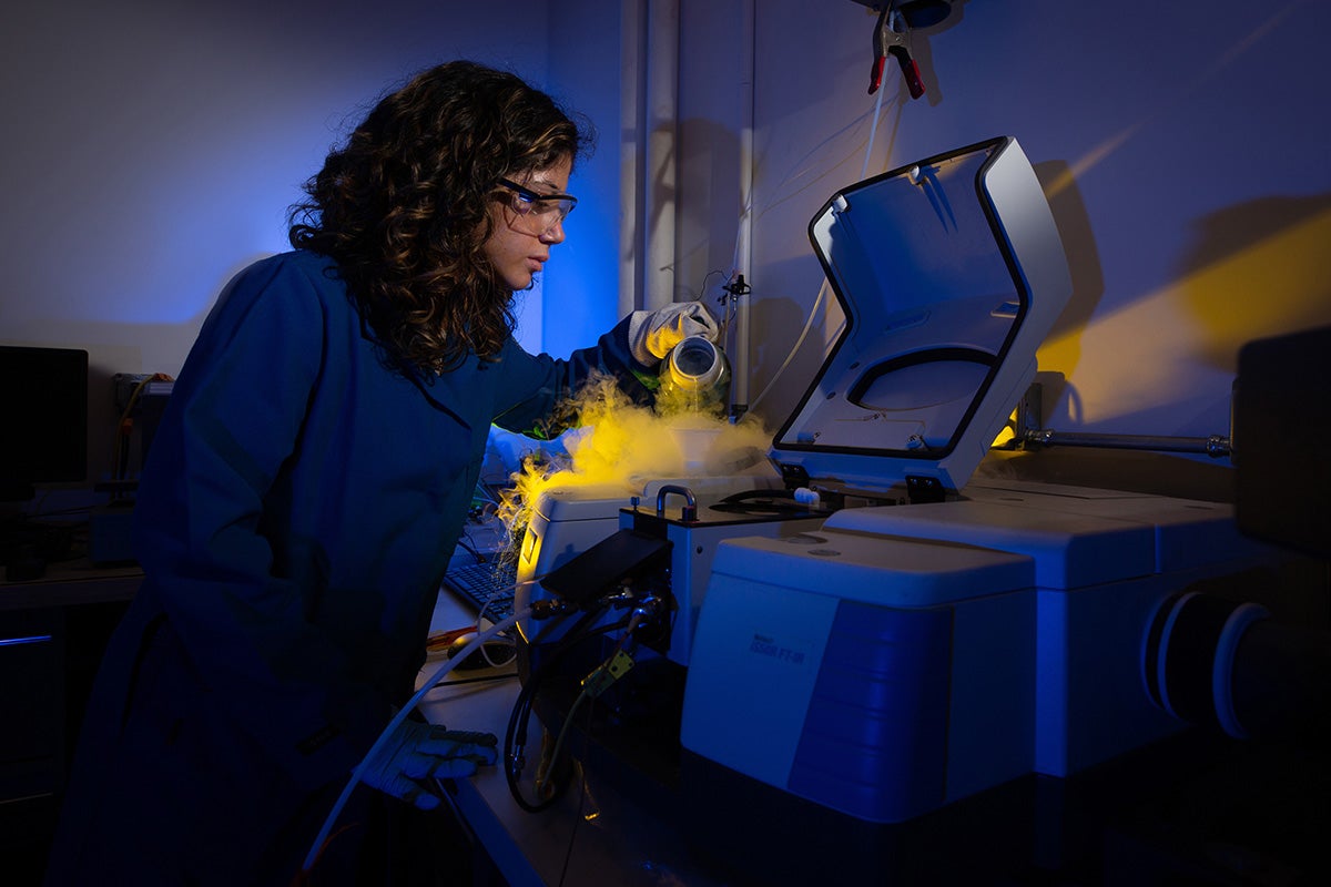 Estudiante investigador de UC Riverside en el laboratorio de Michael Zachariah en la Facultad de Ingeniería Marlan y Rosemary Bourns