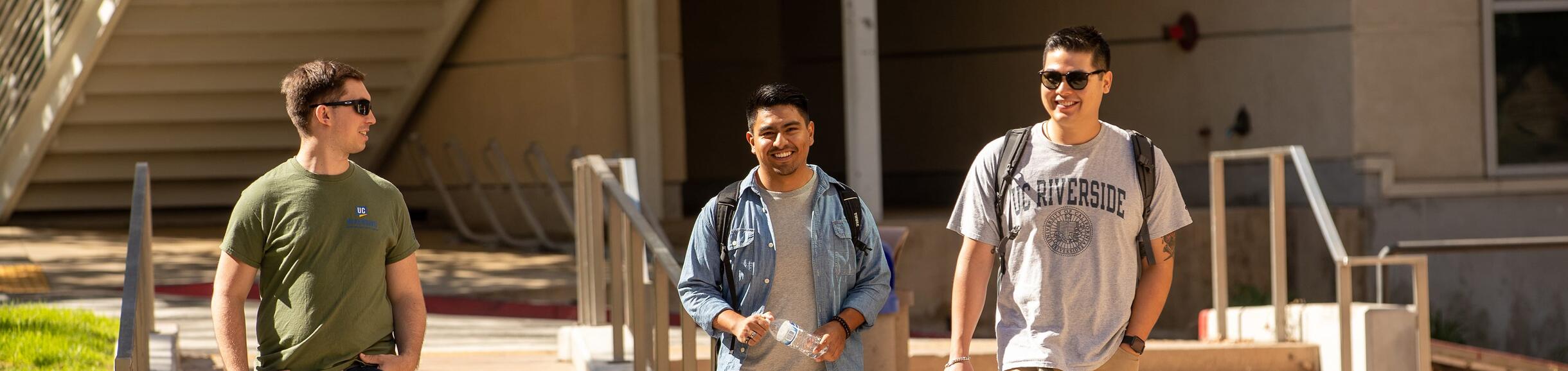 Estudiantes de UC Riverside cerca del Centro de Recursos Académicos