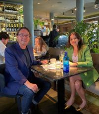 UCR University Extension alumna Patricia Hazen having dinner with Dean Kevin Vaughn